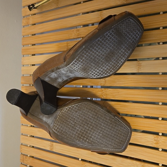 Cole Haan brown leather heels with pilgrim buckle - Picture 9 of 11